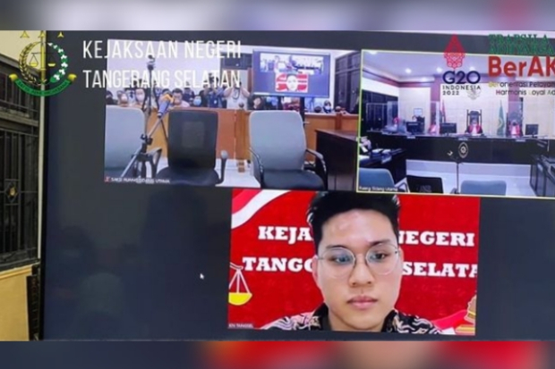 Indra Kenz mendengarkan hasil sidang tuntutan