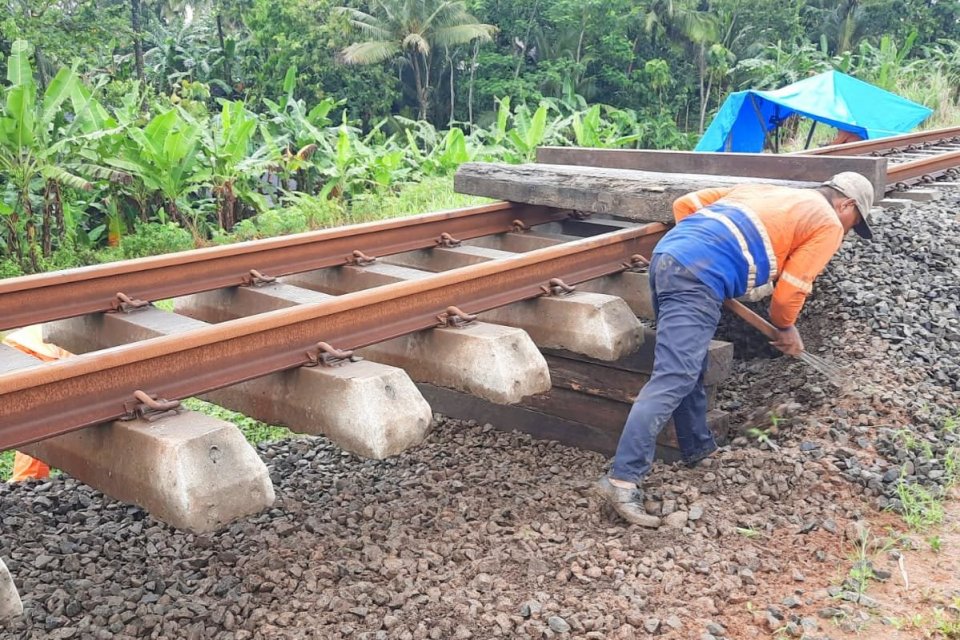 Petugas menangani amblesan jalur kereta api di DAOP V Purwokerto
