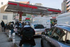 Antrean kendaraan mengisi BBM di Prancis akibat krisis pasokan.