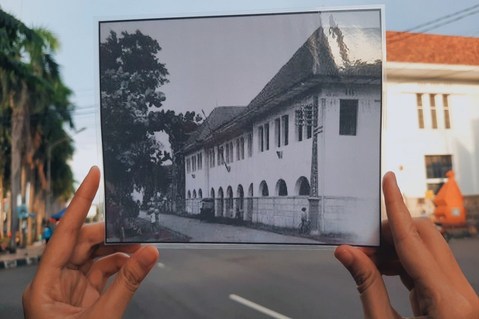 Gedung BAT merupakan bekas pabrik rokok yang ada di Kota Cirebon. Dibangun pada 1924, bangunan ini menjadi ikon wisata Kota Cirebon
