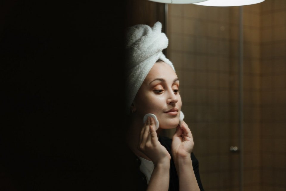 Ilustrasi, penggunaan skincare malam. Urutan skincare malam yang benar dimulai dengan mencuci wajah menggunakan pembersih wajah, dilanjutkan penggunaan toner, serum, krim mata, pelembap, dan terakhir spot treatments.