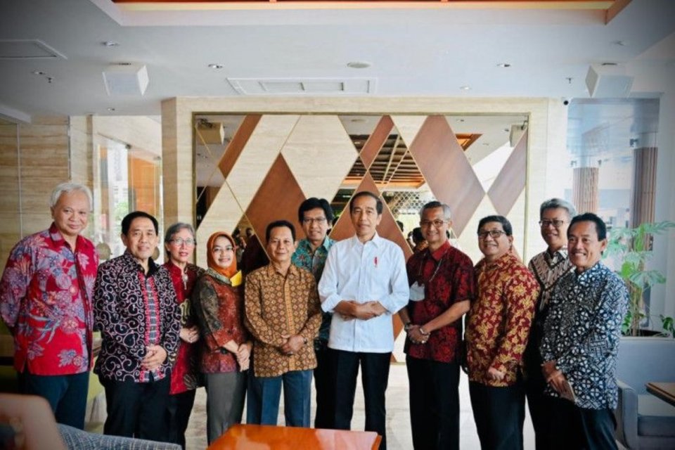 Presiden Joko Widodo berfoto bersama teman-teman semasa kuliah di Yogyakarta, Minggu (16/10/2022). ANTARA/HO-Biro Pers Sekretariat Presiden