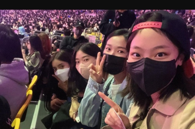 Kru Snowdrop di Konser Blackpink