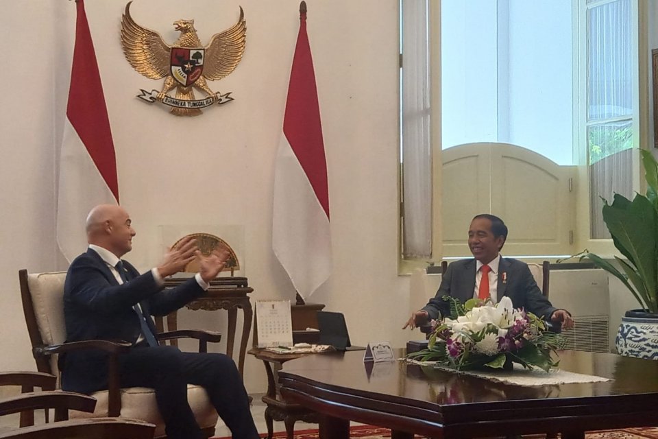 Presiden Joko Widodo (kanan) bersama Presiden Induk Asosiasi Sepak Bola Dunia (FIFA) Gianni Infantino melakukan pertemuan di Istana Merdeka, Jakarta, Selasa (18/10/2022). Dalam pertemuan tersebut Pemerintah Indonesia dan FIFA sepakat untuk melakukan tran