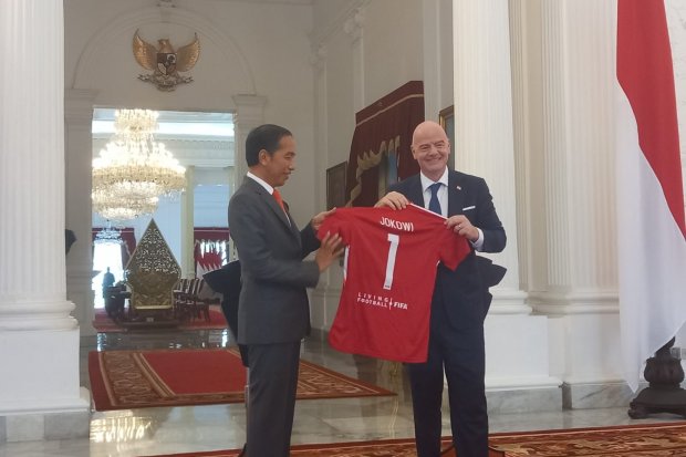 Presiden Joko Widodo bersama Presiden FIFA Gianni Infantino