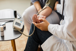 Ilustrasi, dokter memeriksa tekanan darah pasien.