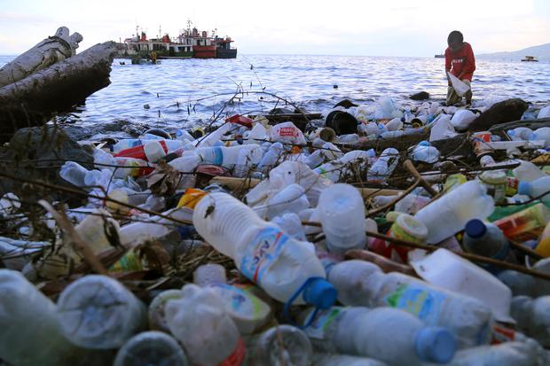 Seorang anak mencari sampah plastik yang berserakan di Pantai Kampung Makassar Timur, Kota Ternate, Maluku Utara, Kamis (20/10/2022). Gelombang tinggi yang terjadi di perairan Ternate sejak sepekan terakhir mengakibatkan sampah plastik terbawa gelombang 