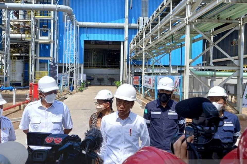 Presiden Joko Widodo saat meninjau proyek smelter PT Timah di Bangka Belitung. Foto: Antara.
