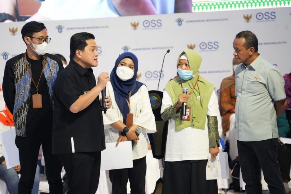 Menteri Badan Usaha Milik Negara (BUMN) Erick Thohir bersama Menteri Investasi/Kepala BKPM Bahlil Lahadalia membagikan nomor induk berusaha (NIB) kepada para pelaku usaha mikro, kecil, dan menengah (UMKM) perorangan.