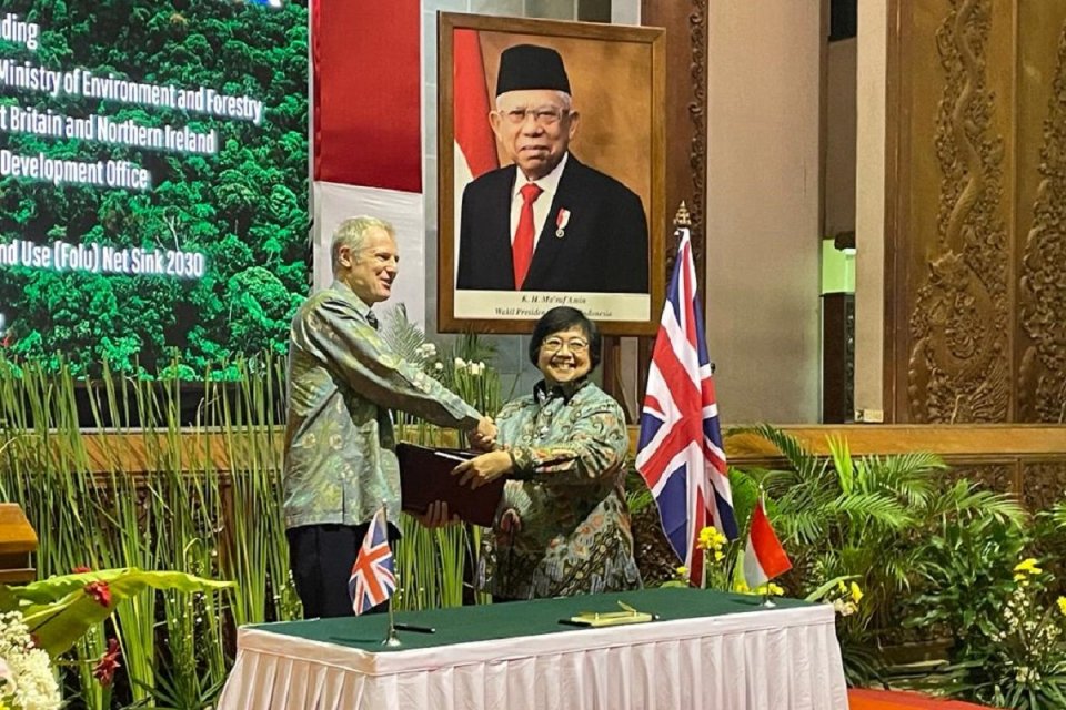 Menteri Negara Urusan Asia, Energi, Iklim, dan Lingkungan Hidup Inggris Zac Goldsmith saat bertemu Menteri LHK Siti Nurbaya pada Sabtu (22/10). Foto: Kedubes Inggris. 
