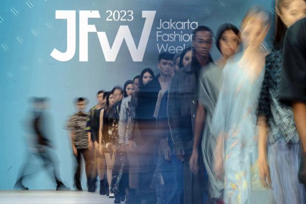 Model memperagakan busana dalam pembukaan Jakarta Fashion Week (JFW) 2023 di Pondok Indah Mall 3, Jakarta, Senin (24/10/2022). JFW 2023 menghadirkan sebanyak 116 perancang busana dengan mengusung tema "Fashion Reformation" dan berlangsung pada pada 24-3