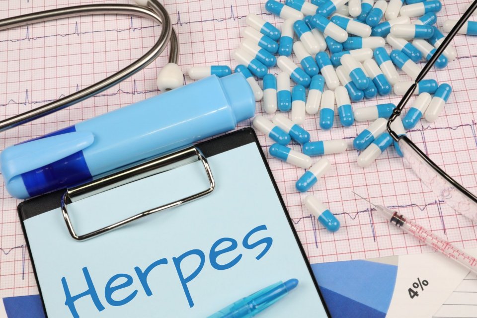 Ilustrasi, penjelasan penyakit herpes. Apa itu penyakit herpes? Herpes adalah infeksi yang disebabkan oleh virus herpes simpleks (HSV). Penyakit ini termasuk infeksi virus yang dapat ditularkan melalui hubungan seksual atau kontak intim.