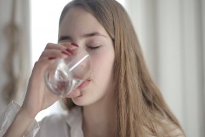 Ilustrasi, seorang wanita minum air garam