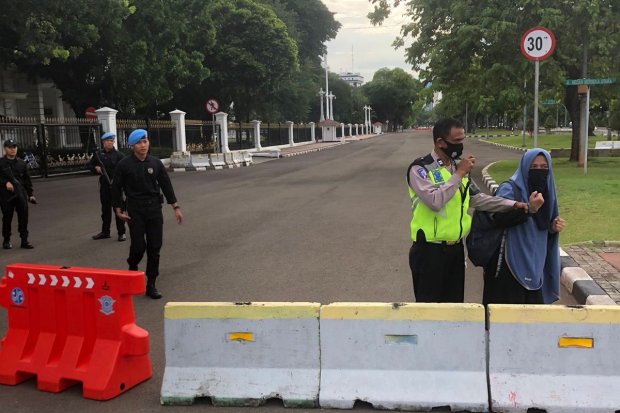 Wanita bersenjata ditangkap polisi usai menodongkan pistol ke anggota Paspampres di depan Istana, Jakarta, Selasa (25/10). Foto: Istimewa