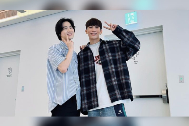 Turn Off the Alarm - Mew Suppasit dan Suho EXO