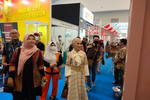 Direktur Utama Pertamina Nicke Widyawati mengunjungi UMKM mitra binaan Pertamina dalam acara TEI 2022.