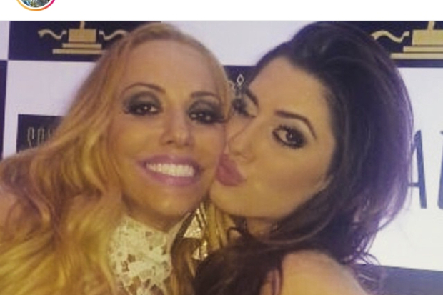 Isabella Menin dan ibunya, Adriana Novaes