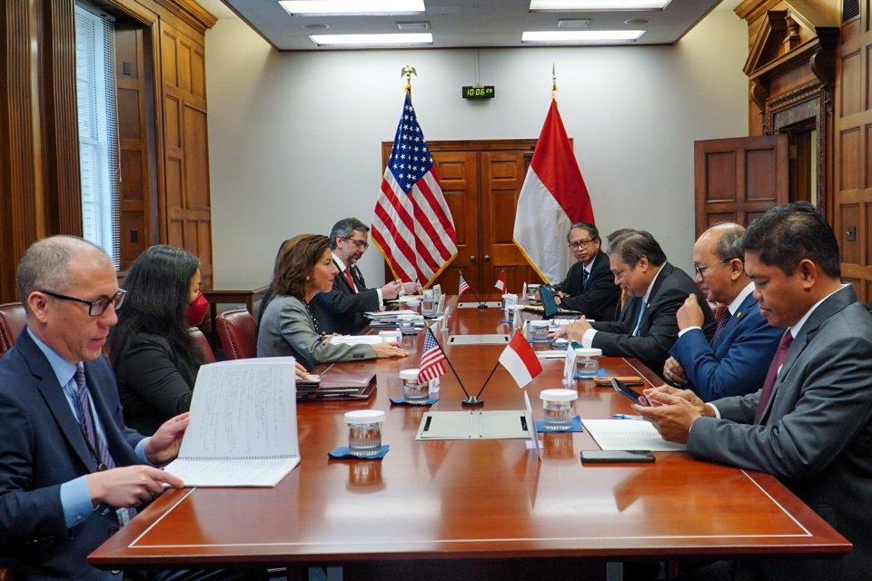 Menteri Koordinator Bidang Perekonomian Airlangga Hartarto melakukan pertemuan dengan US Secretary of Commerce Gina Raimondo di Washington DC pada Selasa (25/10).