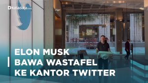 Elon Musk Bawa Wastafel ke Kantor Twitter