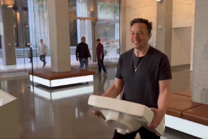 Elon Musk membawa wastafel saat mengunjungi kantor Twitter