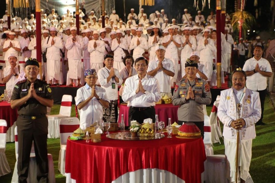 Menteri Koordinator Bidang Kemaritiman dan Investasi, Luhut Binsar Pandjaitan, melakukan doa bersama masyarakat Bali untuk persiapan penyelenggaraan G20, Rabu (26/10).