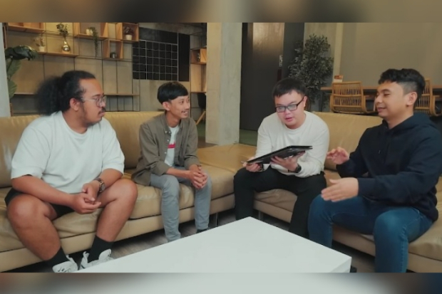 Tips Membuat CV Bagi Pemula Ala Raditya Dika dan Eza Hazami