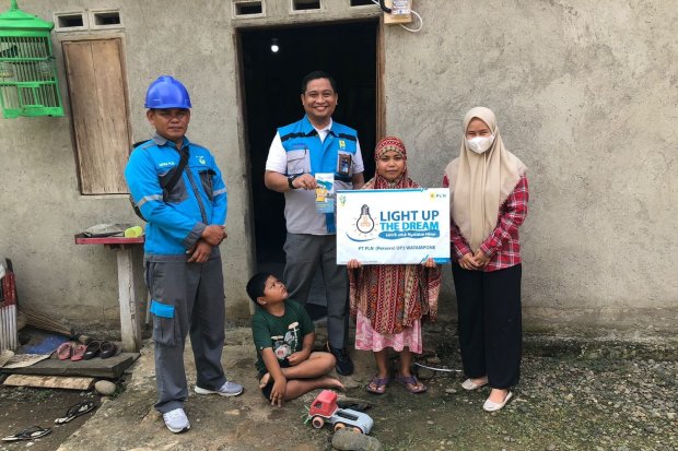 Melalui program Light Up The Dream, para pegawai PLN membantu penyambungan listrik secara gratis bagi 3.607 keluarga prasejahtera.