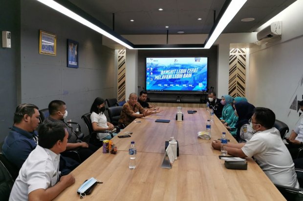 Pertemuan antara penumpang dan petugas KAI terkait peritiswa penyiraman kuah odeng di Stasun Gambir, Kamis (27/10).