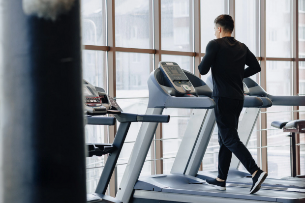 Ilustrasi, seseorang berolahraga menggunakan treadmill.