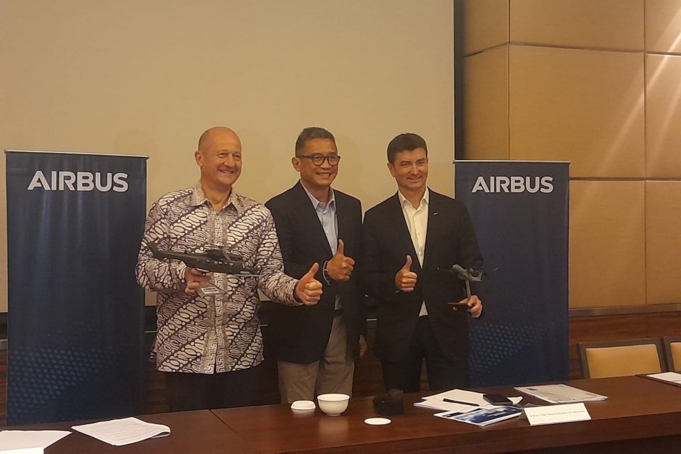 Dari kiri ke kanan: Head of Asia-Pacific Airbus Helicopters Vincent Dubrule, Airbus Chief Representative Indonesa Dani Adriananta, dan Head of Asia-Pacific Airbus Defence and Space saat konferensi pers di Jakarta, Selasa (1/11).