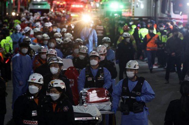 Petugas mengevakuasi korban kerumunan di Itaewon, Seoul, Korea Selatan, Sabtu (29/10). Foto: Antara.
