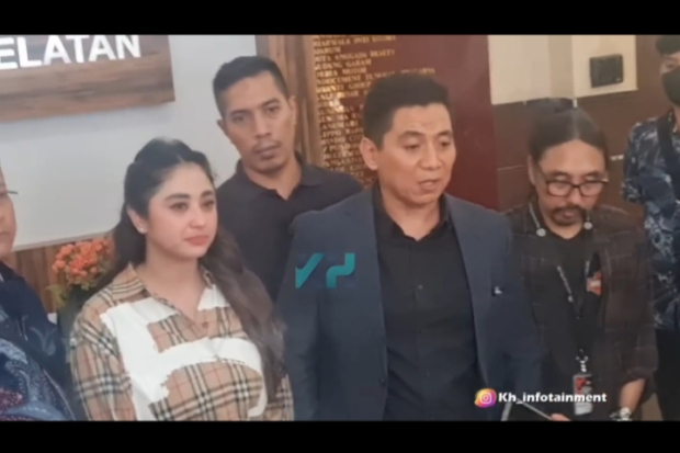 Dewi Persik di Polres Metro Jakarta Selatan