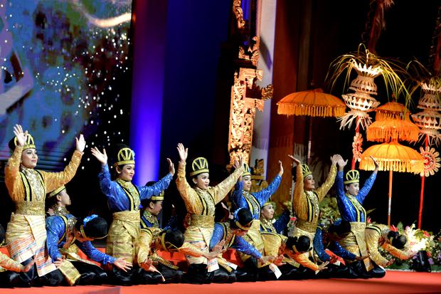 Penari tampil saat pembukaan G20 Religion Forum (R20) di Nusa Dua, Badung, Bali, Rabu (2/11/2022). Forum R20 merupakan rangkaian kegiatan Presidensi G20 Indonesia yang mempertemukan pemuka lintas agama dari berbagai negara.
