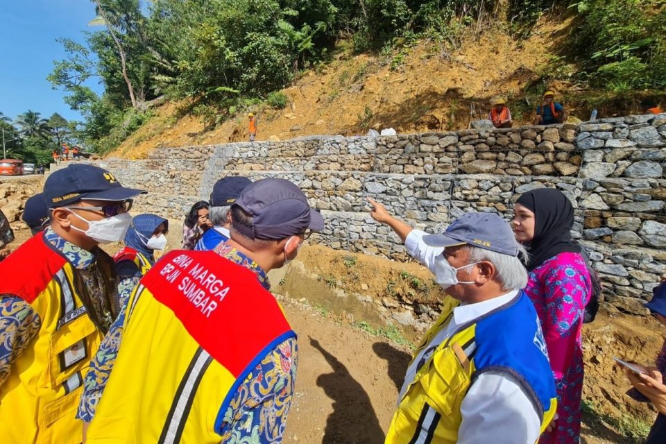 Menteri Pekerjaan Umum dan Perumahan Rakyat meninjau lokasi longsor di kawasan Sitinjau Lauik, Kota Padang, Sumatera Barat, Rabu (2/11).