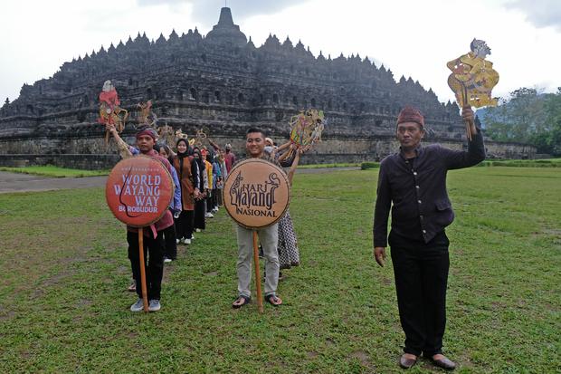 Peserta mengikuti Meditation Walk atau Laku Wayang dengan berjalan mengelilingi candi Borobudur di Taman Wisata Candi Borobudur, Magelang , Jawa Tengah, Senin (7/11/2022). Kegiatan dalam rangkaian World Wayang Way 2022 tersebut bertujuan menumbuhkembangka