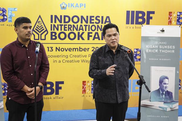 Menteri BUMN Erick Thohir (kanan) bersama Jurnalis Abdullah Sammy (kiri) menyampaikan keterangan pers pada Peluncuran Buku Biografi berjudul "(Bukan) Kisah Sukses Erick Thohir" di JCC, Senayan, Jakarta, Kamis (10/11/2022). Buku yang ditulis oleh Jurnali