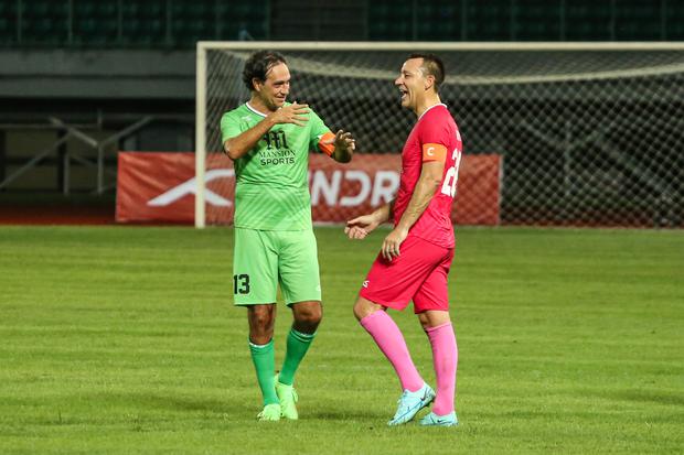 Legenda sepak bola dunia John Terry (kanan) dan Alessandro Nesta (kiri) berbincang usai pertandingan Star Football Challenge di Stadion Patriot Candrabhaga, Bekasi, Jawa Barat, Sabtu (12/11/2022). Dua Legenda sepak bola dunia Alessandro Nesta dan John Ter