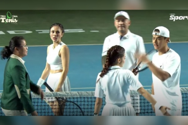 Dion Wiyoko - Enzy Storia Vs Wulan Guritno - Gading Marten di Tiba-Tiba Tenis