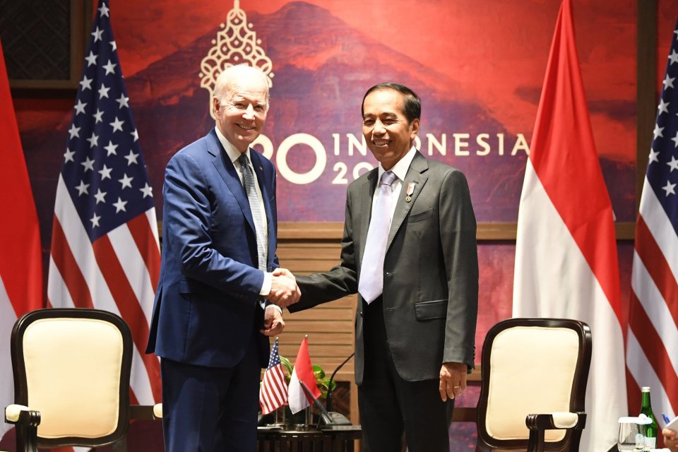 Presiden Joko Widodo (kanan) melakukan pertemuan bilateral dengan Presiden Amerika Serikat Joe Biden di sela rangkaian kegiatan KTT G20 Indonesia di Nusa Dua, Bali, Senin (14/11/2022).