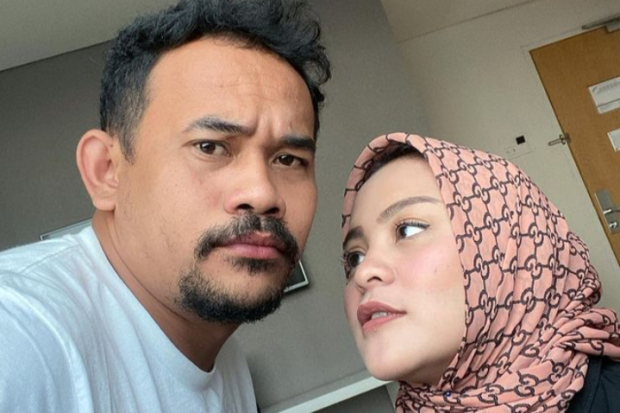 Ebel Cobra dan Istri