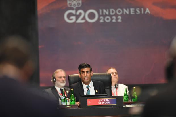 Perdana Menteri Inggris Rishi Sunak menyampaikan pandangannya pada sesi kedua KTT G20 di Nusa Dua, Bali, Selasa (15/11/2022).