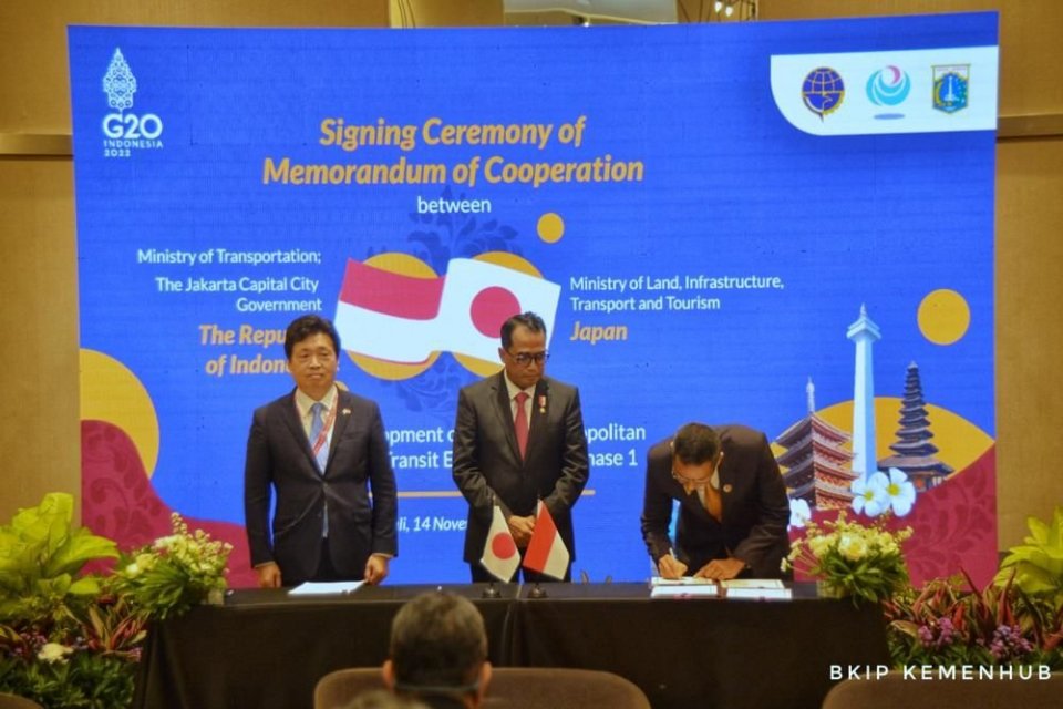 Menteri Perhubungan RI, Budi Karya Sumadi (tengah), menyaksikan penandatanganan Memorandum of Cooperation antara Indonesia dan Jepang untuk pengembangan proyek MRT Jakarta, Senin (14/11).