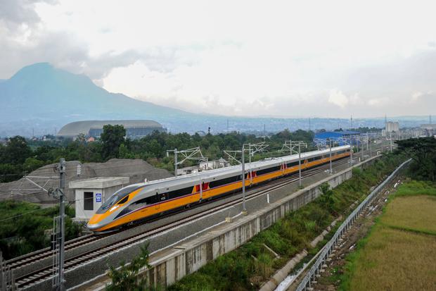 Rangkaian Electric Multiple Unit (EMU) menjalani uji operasional Kereta Cepat Jakarta-Bandung di Stasiun Tegalluar, Kabupaten Bandung, Jawa Barat, Rabu (16/11/2022). Proses uji coba operasional Kereta Cepat Jakarta Bandung sejauh 15 km dengan kecepatan te