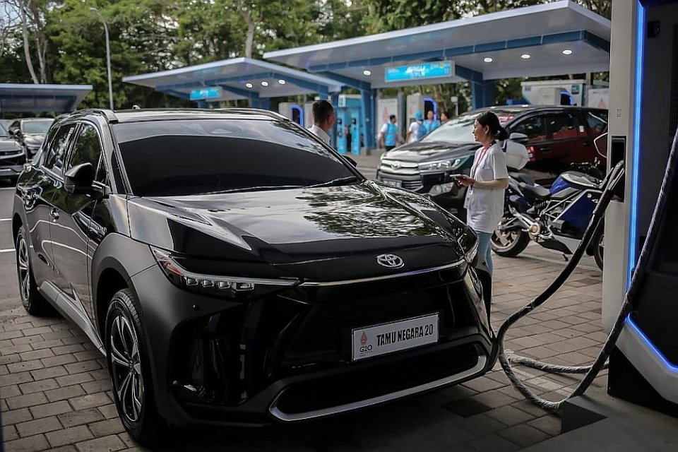 Mobil listrik baterai Toyota bZ4X yang disiapkan Toyota Astra Motor untuk mengawal para pemimpin negara di KTT G20 Bali, 15-16 November 2022.