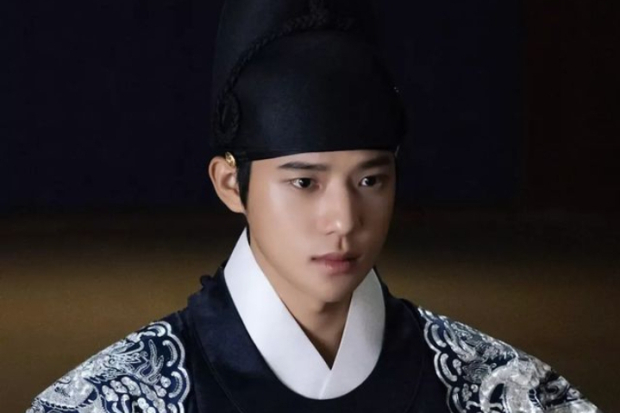 Drama Under The Queens Umbrella