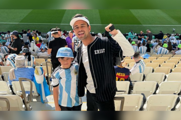 Raffi Ahmad dan Rafathar menonton pertandingan Argentina versus Arab Saudi