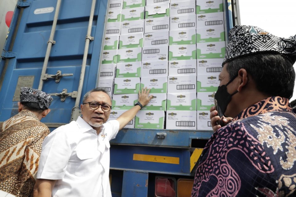 Menteri Perdagangan, Zulkifli Hasan, melepas ekspor perdana ikan sarden kaleng produksi CV Pasific di Banyuwangi, Jawa Timur, Selasa (22/11).