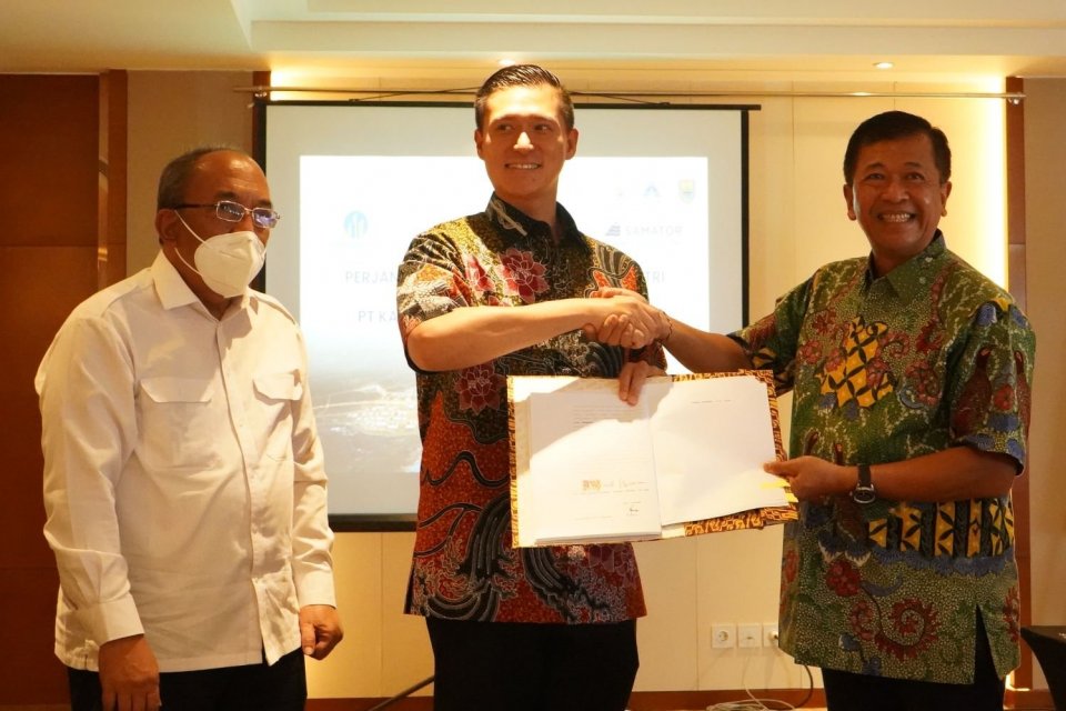 Kiri ke kanan: Direktur AGII, Agus Purnomo; Direktur Utama AGII, Rachmat Harsono; dan Direktur Utama PT KIT Batang, Ngurah Wirawan.