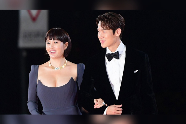Kim Hye Soo dan Yoo Yeon Seok jadi Host Blue Dragon Film Awards 2022