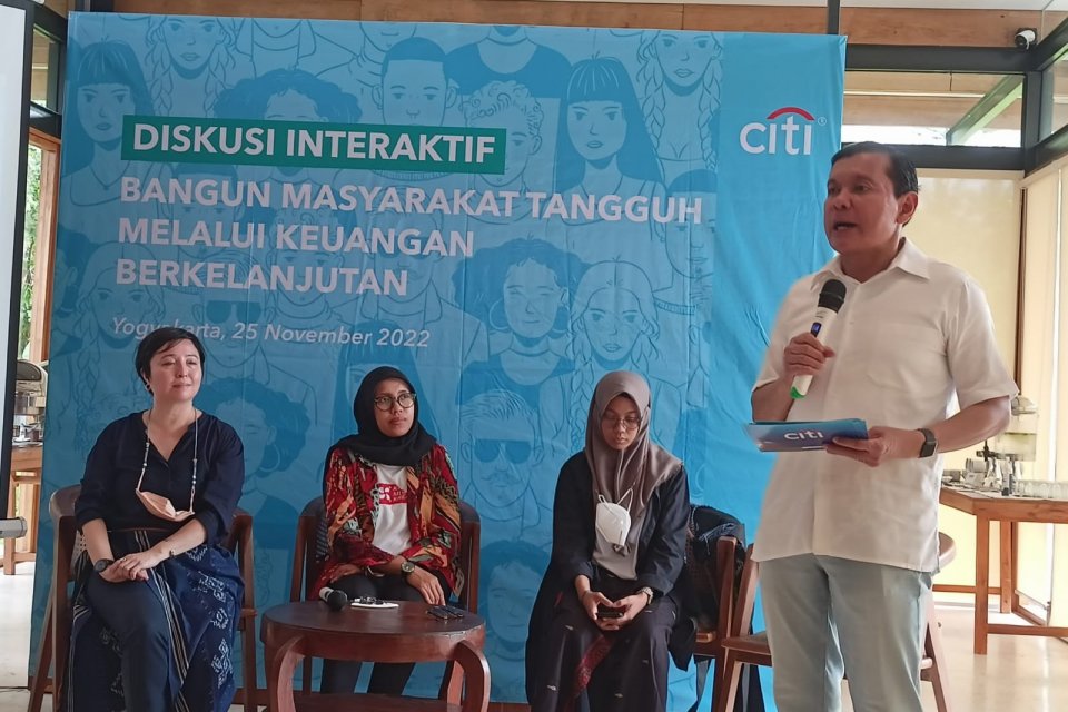 Chief Executive Officer (CEO) Citi Indonesia, Batara Sianturi, dalam acara Diskusi Interaktif Bangun Masyarakat Tangguh Melalui Keuangan Berkelanjutan di Yogyakarta, Jumat (25/7).